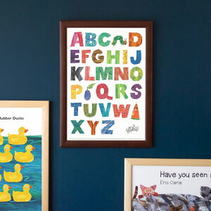\P2倍+クーポン/ERIC CARLE:エリック カール・B4サイズ ポスター『Alphabe / はらぺこあおむし』木製フレームセット|インテリア 北欧 ナチュラル ブラウン 額装 エリックカール【etc】
