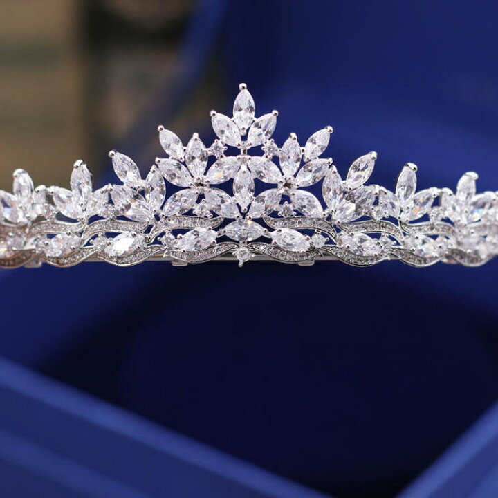 楽天市場 ランキング一位入賞 ウェデイング ティアラ ブライダル 結婚式 二次会 パーティー キュービックジルコニア ヘッドドレス ティアラ シルバー Or ゴールド 舞台 写真 コーラス 発表会 演出 高級 ジルコニア 髪飾り ゴージャス ヘアアクセサリー 海外 花嫁 挙式