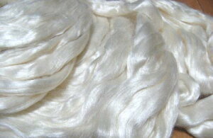 シルク・スライバー100g【紡毛 紡ぎ 手織り 織機 染め 羊毛 フェルト ニードル 糸 綿 ウール 絹】