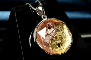 スウェーデン産Silver925◇ ギベオン(メテオライト隕石) 18mm ゴールド・ピンクゴールドコーティング 陰陽太極図 ペンダントトップ アクセサリー 1個売り _PRG2358-3