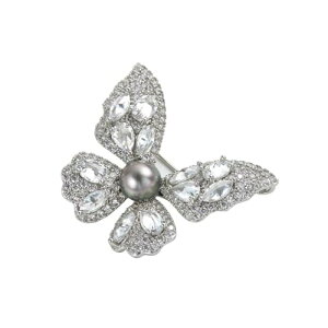 ブローチ ジルコン フェイクパール 蝶々 コサージュ 胸飾り 卒業式 入学式 結婚式 発表会 パーティーなど 誕生日 母の日 記念日 クリスマス の贈り物 (Silver) 送料無料