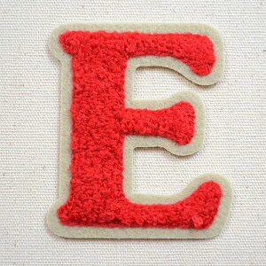 シニールワッペン E(レッド/ベージュ) P50I5735 アイロン アップリケ パッチ アルファベット エンブレム 名前 ミリタリー 車 ディズニー ワッペン