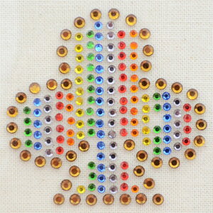 クリスタルワッペン/ラインストーン Clover クローバー(クラブ/マルチカラー) CRW-011 アイロン アップリケ パッチ アルファベット エンブレム 名前 ミリタリー 車 ディズニー ワッペン