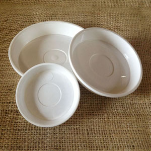小さなプラスチック製受け皿、同社「プラントポット」の受け皿として  鉢皿サルーン ホワイト 2号