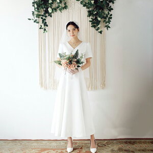 ウエディングドレス 大きいサイズ ミモレ丈 スレンダーライン 袖あり 半袖 Vネック 二次会 花嫁 背中開き レースアップ シンプル 結婚式 ドレス Aライン