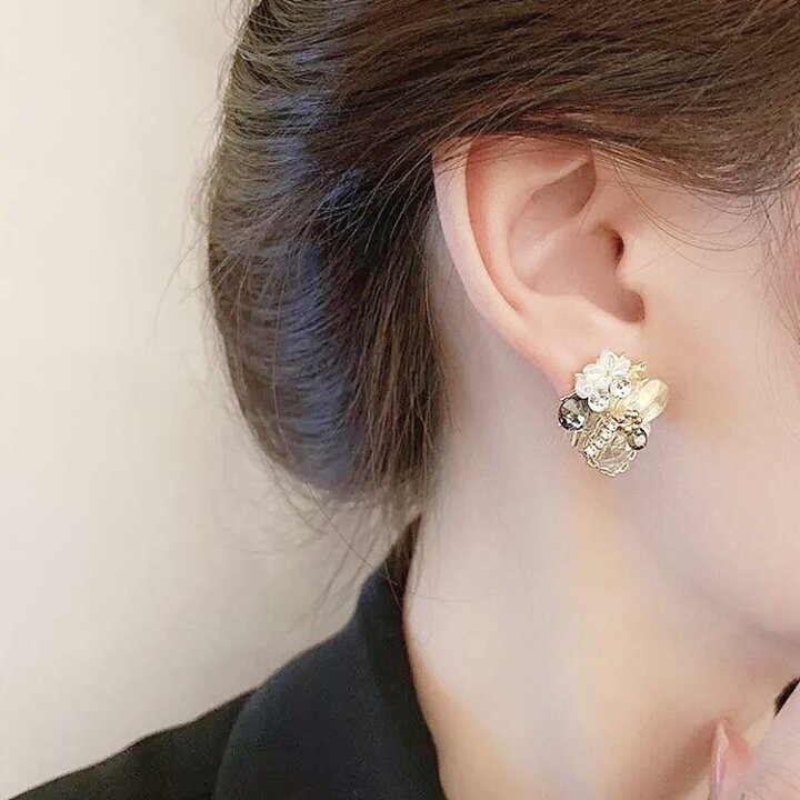 楽天市場】大ぶり ビジューピアス ゴールド ピアス ビジュー フラワー 