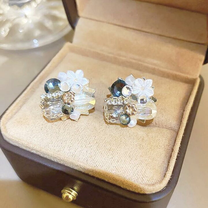 楽天市場】大ぶり ビジューピアス ゴールド ピアス ビジュー フラワー  