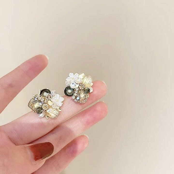 楽天市場】大ぶり ビジューピアス ゴールド ピアス ビジュー フラワー 