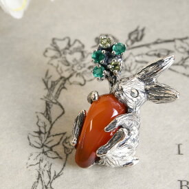 碌山 カーネリアン エメラルド うさぎ タックピン ブローチ　ニンジンを抱えたキュートなウサギ♪ RP 404C0014-K