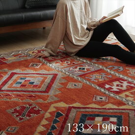 カーペット ラグ ラグマット 絨毯 ギャベ風 トルコ ウィルトン 織り 手織り風 畳める 長方形 幾何柄 キリムデザイン オレンジ オールシーズン 床暖房対応 へたりにくい エスニック[約133×190cm] [エフェス]