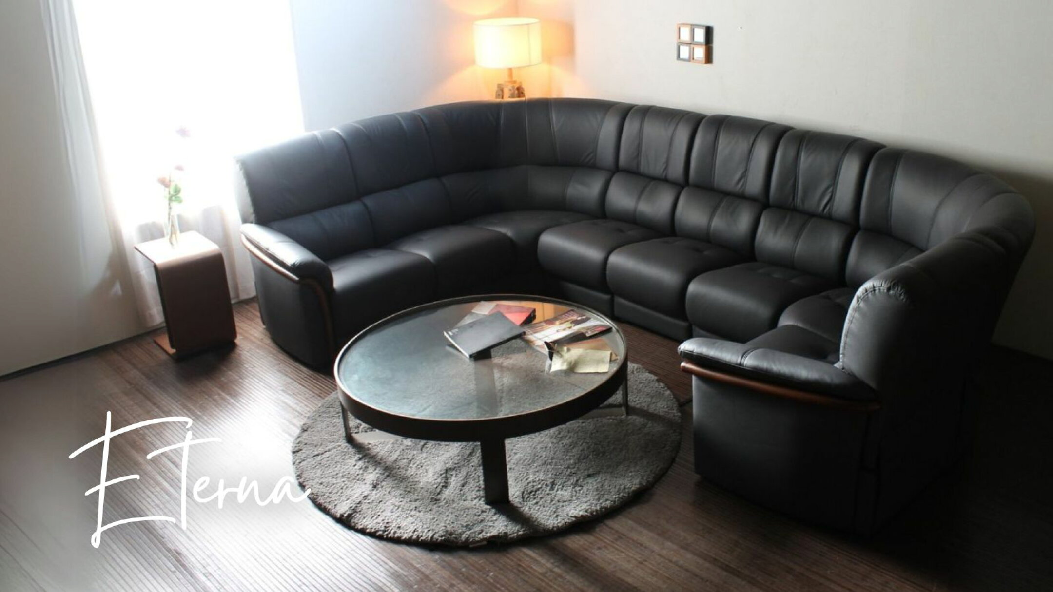 イタリア語で「永遠」を意味するこの名前は、一度座ると忘れられない快適さと、長く寄り添える確かな品質を表しています。2人掛け、3人掛け、4人掛け、そしてコーナーソファとしてのバリエーションがあり、どんな空間にもぴったりのソファをお選びいただけます。