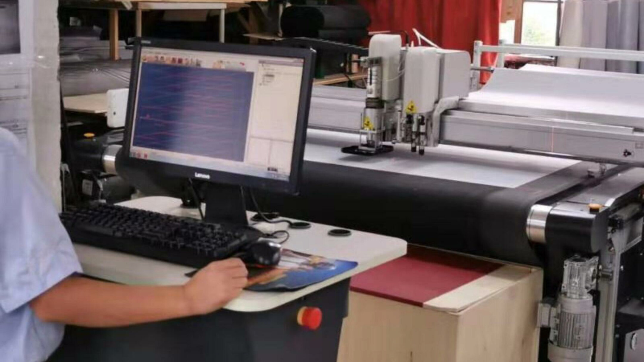 コンピュータ数値制御（CNC）技術を採用した最新の裁断機