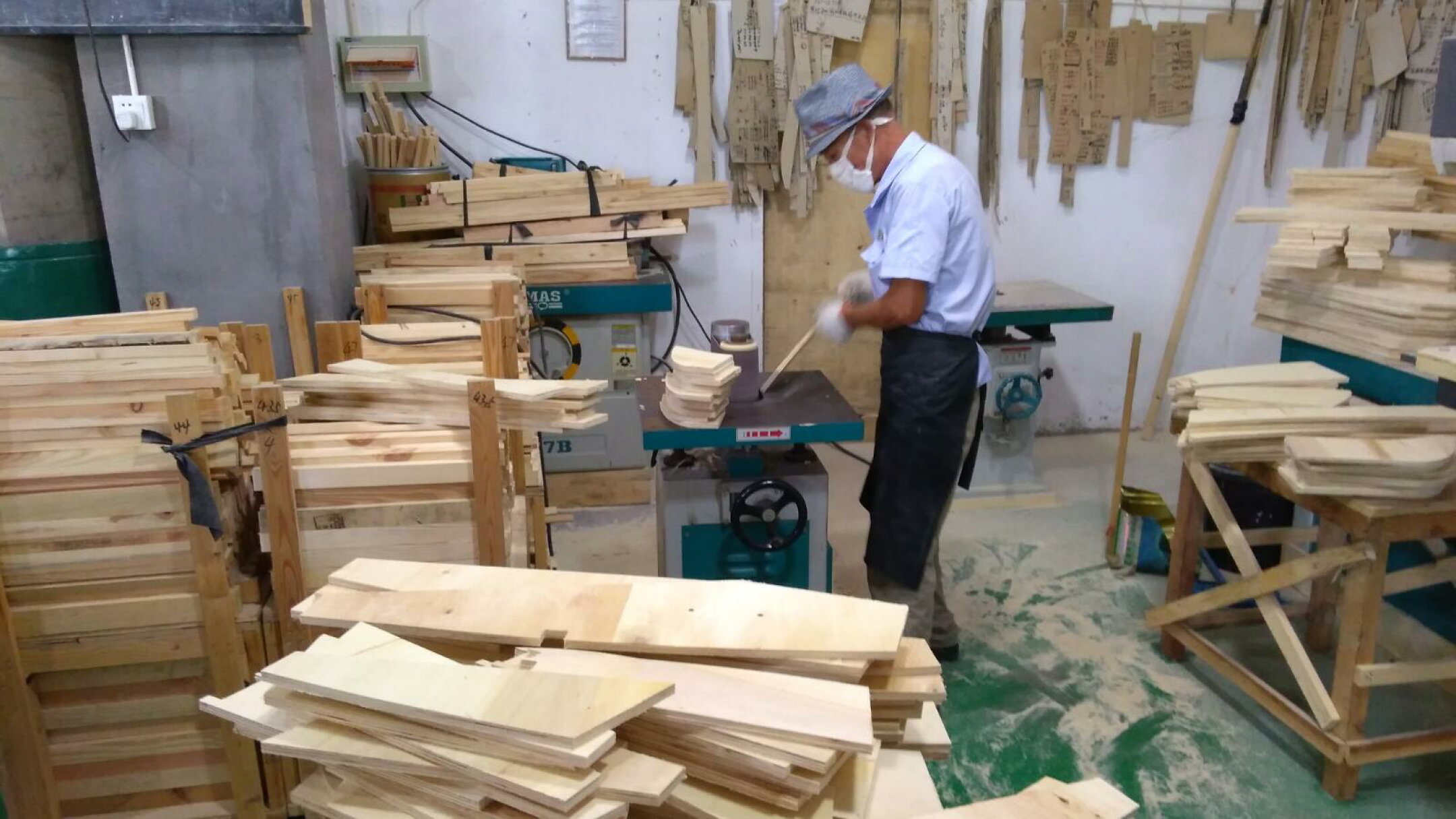 骨格を形成する木部は、面取りされ、丁寧に組み上げられています