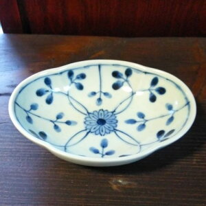 波佐見焼 皿・鉢古染華輪花紋木甲小鉢