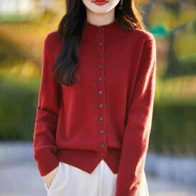 春 コーデ レディース ファッション オシャレ カワイイ シンプル きれいめ ナチュラル 上品カジュアル 婦人服 ハイエンド 干支 赤 セーター カーディガン コート ニット レイヤリング シャツ トップス