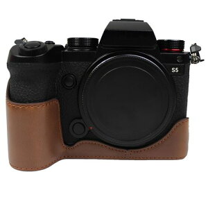 �J�����n�[�t�P�[�X �݊� Panasonic Lumix DC-S5 / II/IIX �Ή� PU���U�[�ی�J�o�[ �y�ʃ��B���e�[�W�X�^�C�� �o�b�e���[�ȒP�A�N�Z�X�p�X�i�b�v�{�^���t�� (�`���R�[��)