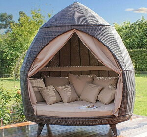 屋外のヴィラテラスプール籐のデッキチェア庭のガーデンレジャー寝床ソファホテル民宿ソファです