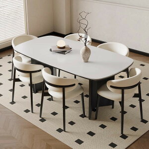 無垢材の岩板のテーブルイタリア式の軽くて贅沢な家庭用のシンプルな小さいタイプ白?の木のダイニングテーブルと椅子の組み合わせ長方形です