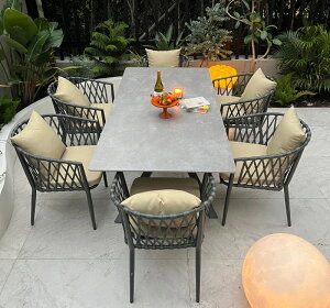 屋外の別荘庭のテーブルと椅子とテラス雨よけ岩板の食事と椅子ホテルの民宿ガーデンのテーブルと椅子の組み合わせです