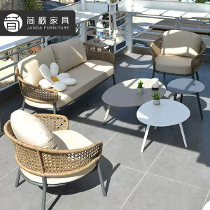 O̕ʑٕ҂݂̃\t@W[̒̉Ƌ̑gݍ킹zẽoRj[̊Oɒu\t@ƈ֎qe[uJo[