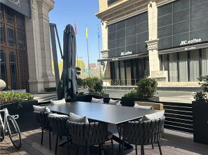 アウトドアヴィラ庭のテーブルと椅子レジャーガーデンのテーブルと椅子雨よけ岩板の長テーブル籐の椅子ホテルのペンションのテーブルと椅子です