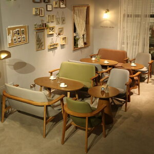 JtF̖Cނ̔ẅ֎q̃Xg̃fU[g̃~NeB[̓X̃JWAȃ\t@̃e[uƈ֎q̑gݍ킹xẽJ[hȂł