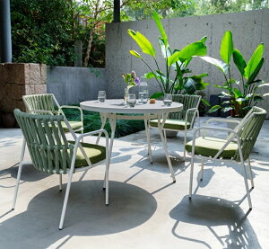 �ʑ���̃K�[�f���e�[�u���ƈ֎q���O�̃o���R�j�[�J�h�~�̓��Ă��~�߂̂����̃e�[�u���ƈ֎q�z�e���̖��h�̃��X�g�����ق̈֎q�̊ۂ��e�[�u���ł�