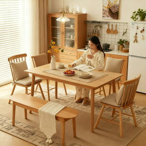 無垢材のダイニングテーブルと椅子の組み合わせ家庭用の原の木の色の小さい坪型のテーブルの面の店のレストランのレストランの業務用の長方形のテーブル