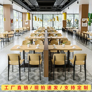 wZ̐H̃Xg̃e[uƈ֎q̑gݍ킹Ė煓˓X̌yHt@[Xgt[h̃~NeB[XCނ̃e[u