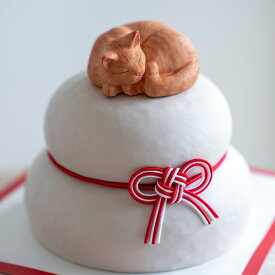 ねこくら 木彫りの鏡餅 猫ののった鏡餅 2026年 正月飾り ヒノキ 木製 鏡餅 インテリア 桐箱付き 茶トラ猫 新築祝い 新年祝い ギフトラッピング済み