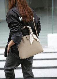 【15%OFFクーポン配布中！】【2025新作】本革 レディースハンドバッグ ショルダーバッグ 大容量 斜めがけバッグ シンプル おしゃれ 通勤バッグ シェル型 デザインスカーフ付き 2WAY 肩掛け 牛革バッグ ギフトにもおすすめ