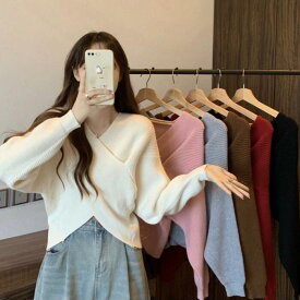 トップス ニット クロス カットソー セーター アシンメトリー レディース 大人 可愛い きれいめ カジュアル 長袖 ナチュラル シンプル Vネック ピンク レッド 赤 グレー ブラウン ブラック 黒 春 秋 冬 20代 30代 40代 50代