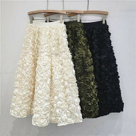 バラの花に包まれるボリュームブーケスカート 立体感 スカート