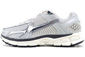 [ �|�C���gUP & �ő�2000�~OFF�N�[�|�� ] NIKE WMNS ZOOM VOMERO 5 photon dust/chrome-gridiron fd0884-025 �i�C�L �E�B�����Y �Y�[�� �{���� 5 �t�H�g���_�X�g �N���[�� �O���b�h�A�C�A��