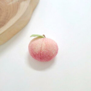 ウール フェルトで 作った 桃色の ブローチ 手作り DIY 素材 ホリデーギフト.カラフルカラーオシャレ.シンプルスタイル