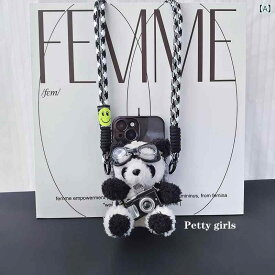 女装 パイロット レッサーパンダ 携帯電話 バック クリップ 花 クロス ボディ ストラップ 落下 防止 ユニバーサル ギフト 変装パイロットの小さめパンダのキャラクターの携帯電話用背クリップ