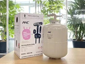 R410A再生フロンガスは、回収された使用後のフロンガスを再生装置で不純物を取り除き、再度使用できるようにしたものです。新品のフロンガスよりも安価で、新品冷媒や輸入冷媒の削減につながるため、コストメリットと環境保全を両立するガスとして注目されています。