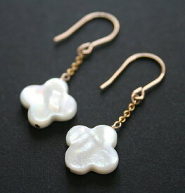 【再入荷】フラワー シェル 一粒 ピアス（ホワイト M）14KGF 天然石 アクセサリー 白蝶貝 クローバー ゴールドフィルド ジュエリー ハンドメイド お花 マザーオブパール