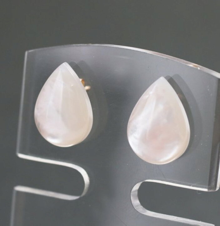 楽天市場】【再入荷】ホワイ ト シェル 一粒 ピアス（ペアシェイプ 