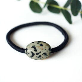 ダルメシアンジャスパーのヘアゴム　～Kimberly 天然石 ストーン ヘアゴム シンプル ジュエリー ジャスパー ダルメシアンジャスパー 誕生日 アクセサリー プレゼント ギフト お礼 おでかけ 仕事 オフィス 学校 通勤
