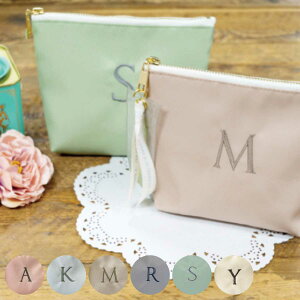 ポーチ イニシャル A K M R S Y 刺繍 キルティング ( コスメ メイク 小物入れ 化粧ポーチ マチあり リボン チャーム トラベルポーチ ミニポーチ 化粧品入れ 旅行 ミニバッグ 小物ケース )