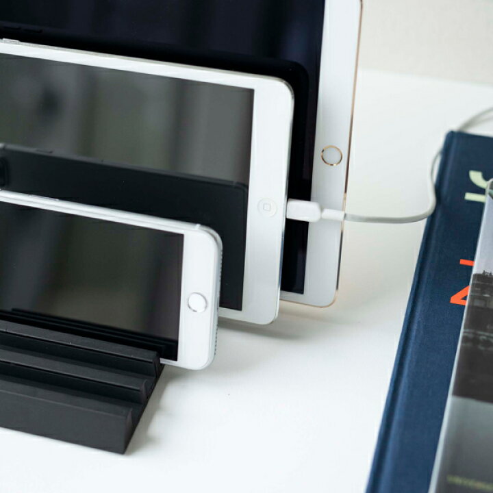 楽天市場 スタンド タブレット スマホ 収納 複数 タワー Tower スマホスタンド タブレットスタンド 充電 タブレット用 スマホ用 白 黒 アルミ スマートフォン Ipad 在宅 卓上スタンド 卓上 デスク 机上 おしゃれ リビングート 楽天市場店