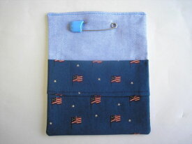 付けポケット（安全ピン付）紺地にアメリカンフラッグ柄、上部・裏地水色