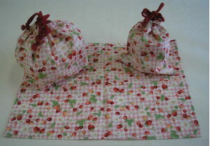 ランチ3点セット(ギンガムチェックにイチゴとさくらんぼ柄)お弁当袋・ランチョンマット・コップ入れ 給食 入園 入学 幼稚園 保育園 小学校