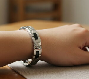 Q}jEuXbg `^ ObY `^  Q}jE lbNX Y fB[X ANZT[ uX Bracelet Y `^ uXbg IV `