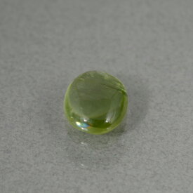 グリーンエデナイト 5.10ct bf-3022超レアストーン エデナイトはエデン閃石グループの鉱物で、宝石質晶のルースは非常に珍しいです。ファセット面を取らずカボションに仕上げてあります。特に緑色はさらに希少です。レアストーン専門店大阪ウエルダー