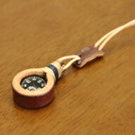 ペンダント コンパス 方位磁石 20mm 牛革 麻ひも 手作り ハンドメイド おしゃれ 方位磁針 ネックレス ア…
