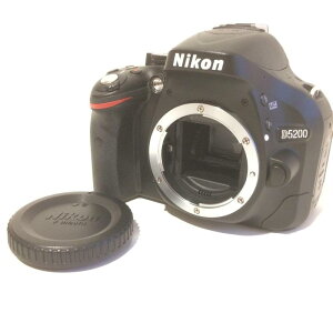 Nikon デジタル一眼レフカメラ D5200 レンズキット AF-S DX NIKKOR 18-55mm f/3.5-5.6G VR付属 ブラック D5200LKBK