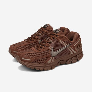 NIKE WMNS ZOOM VOMERO 5 iCL EBY Y[ { 5 fB[X Xj[J[ [Jbg FAUNA BROWN/VELVET BROWN/MINK BROWN uE HQ0458-201