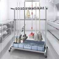 ほうきとモップホルダー掃除用具入れ 濡れたモップを移動可能 床取り付けモップラック 床置き掃除ツール…